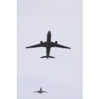 Défilé aérien d'un avion de transport A330 MRTT de l'escadron de ravitaillement en vol et de transport stratégique (ERVTS) 1/31 Touraine et d'un Falcon de l'escadron de transport (ET) 60 lors de la cérémonie du 14 juillet 2020.
