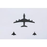 Défilé aérien d'un avion de détection E-3F AWACS de l'escadron de détection et contrôle aéroportés (EDCA) 36 Berry, d'un avion de combat Rafale C du 30e escadron de chasse (EC) et d'un Mirage 2000-5 du groupe de chasse (GC) 1/2 Cigognes lors de la cérémonie du 14 juillet 2020.