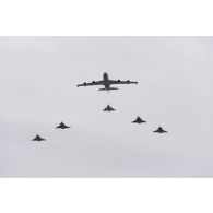 Défilé aérien d'un avion C-135 de l'escadron de ravitaillement en vol (ERV) 4/31 Sologne, d'un avion de combat Mirage 2000-5 du groupe de chasse (GC) 1/2 Cigognes et de quatre Rafale B de la 4e escadre de chasse (4e EC) lors de la cérémonie du 14 juillet 2020.