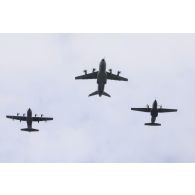 Défilé aérien d'un avion de transport KC-130J Hercules de l'escadron de transport (ET) 2/61 Franche-Comté, d'un A400 M Atlas de l'ET 1/61 Touraine et d'un C-160 Transall de l'ET 2/64 Anjou lors de la cérémonie du 14 juillet 2020.