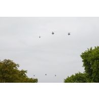 Défilé aérien d'un hélicoptère de combat Gazelle, de deux Tigre de l'aviation légère de l'armée de Terre (ALAT), d'un Cougar, d'un Caïman et d'un Cougar de l'ALAT au-dessus des Champs-Elysées lors de la cérémonie du 14 juillet 2020.