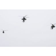 Défilé aérien d'un hélicoptère de combat Gazelle et de deux Tigre de l'aviation légère de l'armée de Terre (ALAT) lors de la cérémonie du 14 juillet 2020.