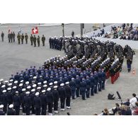 Sur la place de la Concorde, les troupes, en ordre de marche, sont prêtes pour le défilé à pied lors de la cérémonie du 14 juillet 2020.