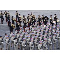 La musique des troupes de marine et les élèves de l'école nationale des sous-officiers d'active (ENSOA) prêts pour le défilé à pied lors de la cérémonie du 14 juillet 2020 sur la place de la Concorde.