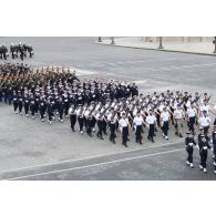 Défilé à pied des élèves de l'école de formation des sous-officiers de l'armée de l'Air (EFSOAA) suivis de l'école des mousses lors de la cérémonie du 14 juillet 2020 sur la place de la Concorde.