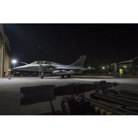 Tour de maintenance d'un avion Rafale de retour de mission nocturne sur la base aérienne d'Al Dhafra (BA 104), aux Emirats arabes unis.