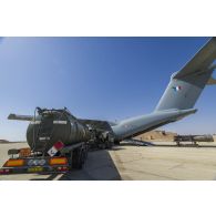 Ravitaillement d'un avion-cargo A400 M par un train routier avitailleur (TRA) sur la base aérienne projetée (BAP) en Jordanie.