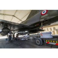 Des armuriers arment une bombe guidée laser GBU-49 sur un avion Mirage 2000 sur la base aérienne projetée (BAP) en Jordanie.