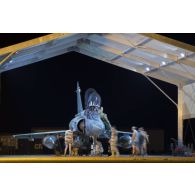 Retour de mission nocturne d'un avion Mirage 2000 sur la base aérienne projetée (BAP) en Jordanie.
