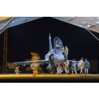 Retour de mission nocturne d'un avion Mirage 2000 D sur la base aérienne projetée (BAP) en Jordanie.
