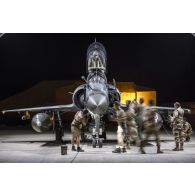Retour de mission nocturne d'un avion Mirage 2000D sur la base aérienne projetée (BAP) en Jordanie.