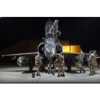 Retour de mission nocturne d'un avion Mirage 2000D sur la base aérienne projetée (BAP) en Jordanie.