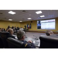 Présentation du théâtre malien au ministre de la Défense Jean-Yves Le Drian et à l'amiral Edouard Guillaud, chef d'état major des armées (CEMA), au centre de planification et de conduite des opérations (CPCO).