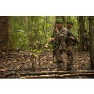 Un chef de groupe du 3e régiment étranger d'infanterie (3e REI) communique avec son commandement par talkie-walkie lors d'une patrouille sur un site d'orpaillage à Ouanary, en Guyane française.