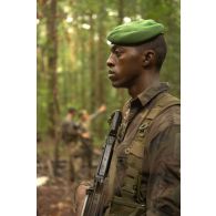 Un légionnaire du 3e régiment étranger d'infanterie (3e REI) patrouille sur un site d'orpaillage à Ouanary, en Guyane française.
