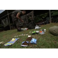 Un stagiaire prépare son paquetage au centre d'entraînement en forêt équatoriale (CEFE) à Régina, en Guyane française.