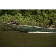 Des stagiaires patrouillent à bord d'une pirogue sur le fleuve Approuague à Régina, en Guyane française.