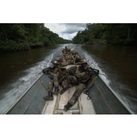 Des stagiaires patrouillent à bord d'une pirogue dirigée par un instructeur du 3e régiment étranger d'infanterie (3e REI) sur le fleuve Approuague à Régina, en Guyane française.