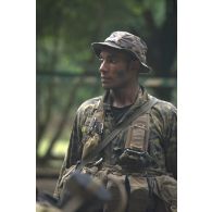 Un stagiaire canadien écoute un briefing avant un exercice au centre d'entraînement en forêt équatoriale (CEFE) à Régina, en Guyane française.