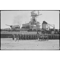 Le 7e régiment de tirailleurs algériens (RTA) de retour de France, débarque à Alger, du croiseur Gloire.
