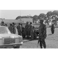 Arrivée du président de la République du Zaïre Mobutu Sese Seko sur l’aérodrome de Lubumbashi, à bord d'un véhicule tactique M151. <br>[Description en cours]