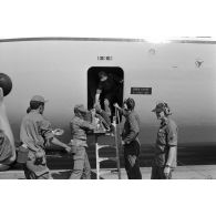 Les soldats marocains du 1er sous-groupement d'infanterie, fantassins armés de fusils FAL, débarquent de l'avion de transport américain Starlifter C141 sur l’aéroport de Lubumbashi. <br>[Description en cours]
