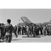 Le général président de la République du Zaïre Mobutu Sese Seko, passe les troupes en revue, sur l'aéroport de Lubumbashi, accompagné du Premier ministre Mpinga Kasenda et d'autorités civiles et militaires. <br>[Description en cours]