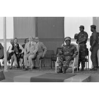 Portrait du général président de la République du Zaïre Mobutu Sese Seko à Lubumbashi, assistant au défilé final assis dans la tribune officielle. <br>[Description en cours]