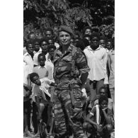 Portrait en pied du colonel Erulin, chef de corps du 2e régiment étranger parachutiste (2e REP), en position repos pendant la présentation de son régiment au président Mobutu. <br>[Description en cours]
