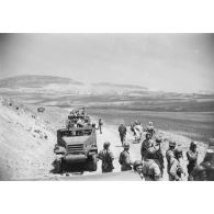 Convoi de blindés à l'arrêt dans le Constantinois en mai 1945.