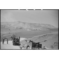 Un convoi de véhicules militaires arrêté sur la route dans le Constantinois en mai 1945.