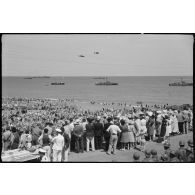 Sur la plage de Melbou le 22 mai 1945, une cérémonie militaire rassemble militaires et population civile.