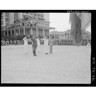 Les autorités militaires et civiles saluent quand retentit la Marseillaise.