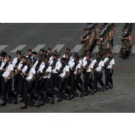 Défilé à pied de la BA 181 et du 28e RTrs pour les forces de souveraineté du théâtre Océan Indien lors de la cérémonie du 14 juillet 2011.