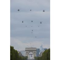 Défilé aérien des hélicoptères de l'ALAT, de l'armée de l'Air, de la marine et de la gendarmerie, lors de la cérémonie du 14 juillet 2011.