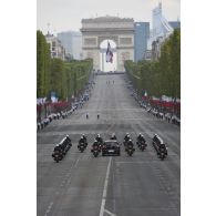 Départ du convoi présidentiel sur les Champs Elysées à l'issue de la cérémonie du 14 juillet 2011.