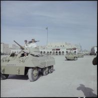 Défilé motorisé de Light Armored Car M8 de la compagnie saharienne de Zous-Fana.