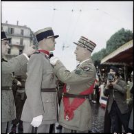 Le général Raoul Salan remet la cravatte de la légion d'honneur au colonel  BAU commandant le 13ème RTE.