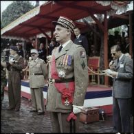 Le général d'armée Raoul Salan commandant supérieur interarmée et la 10ème région militaire (RM).