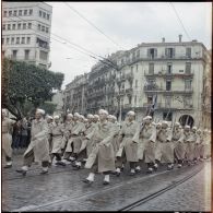 Le défilé du 1er régiment des tirailleurs algériens (RTA).