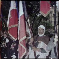 Ancien combattant musulman et son drapeau.