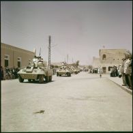 Défilé d'une automitrailleuse light armored Car M8 dans une ville algérienne.