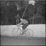 Jacques Anquetil au cours d'un entraîment cycliste.