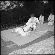 Appelés du bataillon de Joinville au cours d'un entraînement de judo.