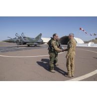 Le colonel Fabien Bajon-Arnal accueille les pilotes d'avion Mirage 2000D de l'escadron de chasse 3/3 Ardennes à leur arrivée à N'Djamena, au Tchad.