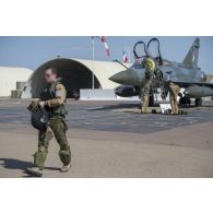 Arrivée des pilotes d'avion Mirage 2000D de l'escadron de chasse 1/3 Navarre à N'Djamena, au Tchad.