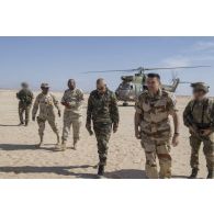 Arrivée du général François-Xavier de Woillemont aux côtés des généraux Brahim Seid Mahamat et Ahmed Mohamed dans le secteur de Wour, au Niger.