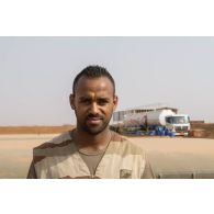 Portrait du brigadier-chef Julien, conducteur-avitailleur, sur le site d'exploitation du Service des essences des armées (SEA) à Niamey, au Niger.