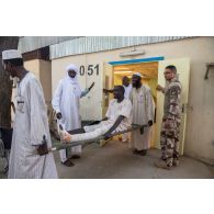 L'auxiliaire sanitaire Fabrice reçoit un patient souffrant d'une double fracture à la jambe au pôle de santé unique (PSU) de N'Djamena, au Tchad.