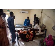 Des brancardiers transportent un patient pour une radiographie de la jambe au pôle de santé unique (PSU) de N'Djamena, au Tchad.